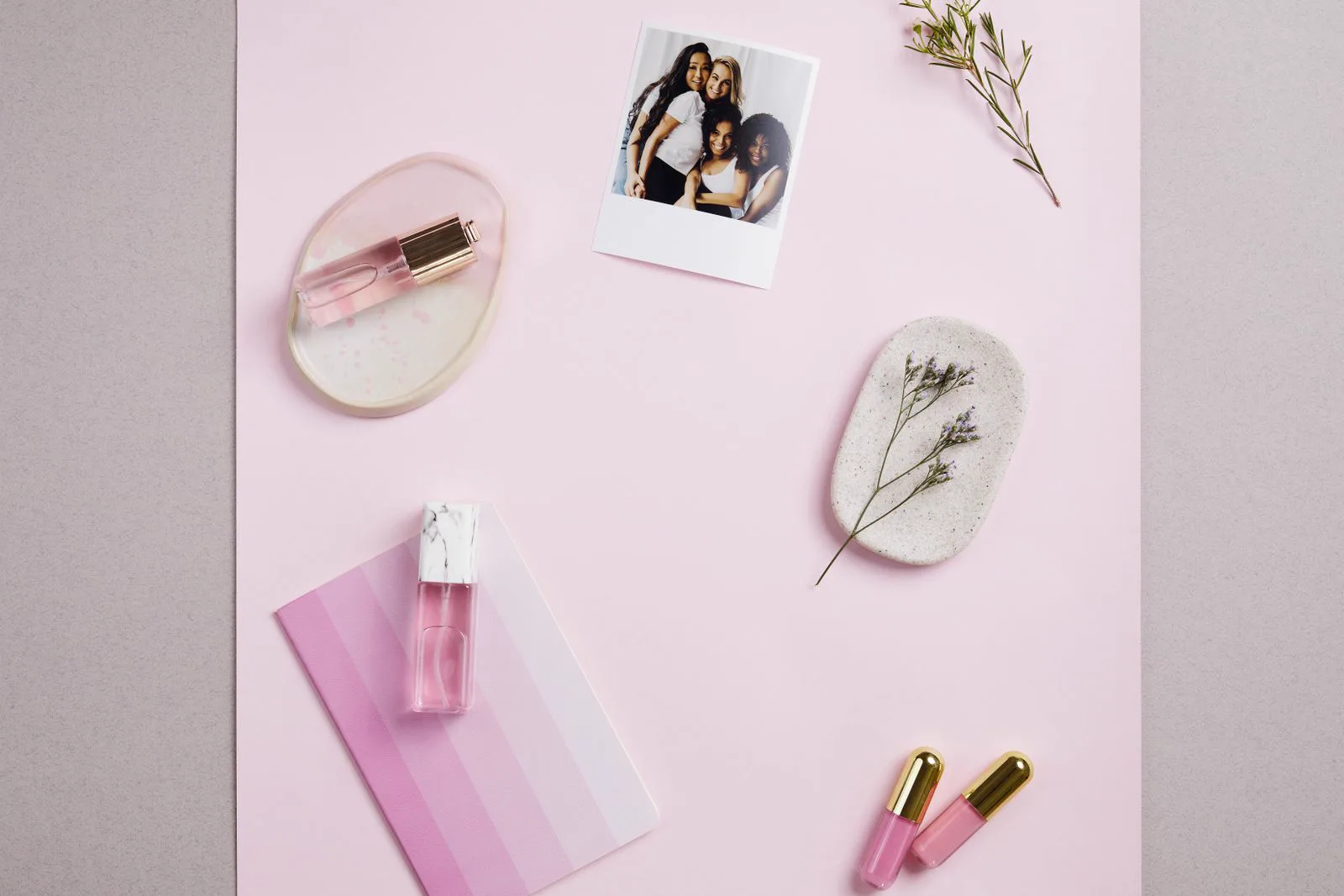 Composición de artículos de belleza sobre fondo rosa