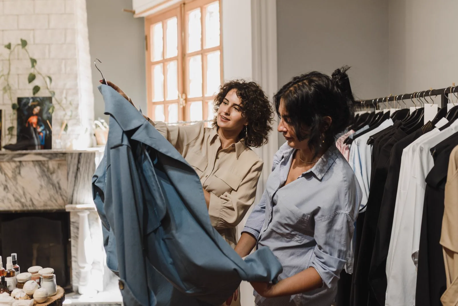Clientas observando prendas en una boutique