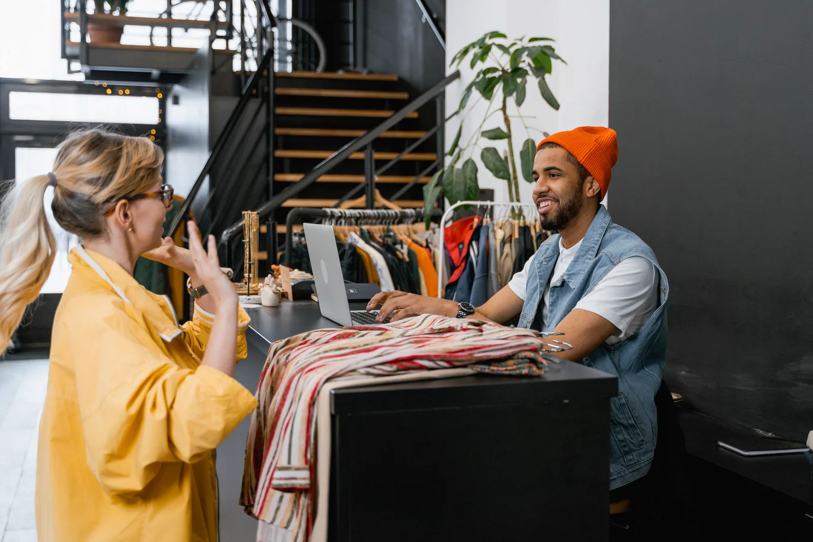 Asesoría comercial dentro de una boutique de moda
